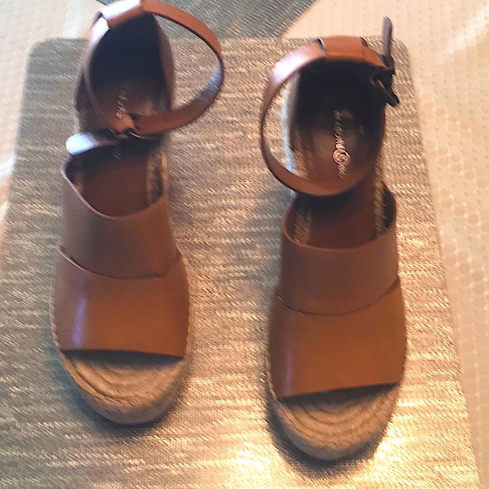 Women’s Tan Wedge Sandals. Worn twice. Like new, Size 8 Treasure & Bond.